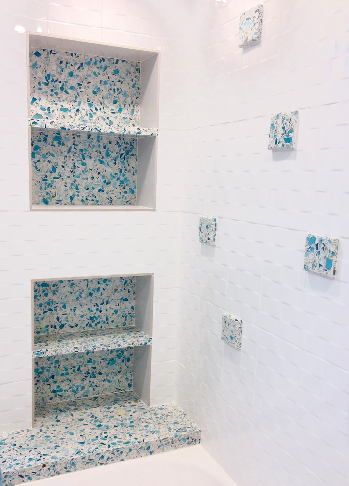 Inspiration för klassiska blått badrum för barn, med vita skåp, blå väggar, klinkergolv i keramik, bänkskiva i terrazo, vitt golv, skåp i shakerstil, ett badkar i en alkov, en dusch/badkar-kombination, vit kakel, porslinskakel, ett undermonterad handfat och med dusch som är öppen