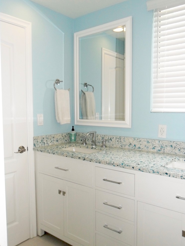 Пример оригинального дизайна: детская ванная комната в классическом стиле с белыми фасадами, синими стенами, полом из керамической плитки, столешницей терраццо, белым полом, врезной раковиной, фасадами в стиле шейкер, белой плиткой, керамической плиткой и синей столешницей