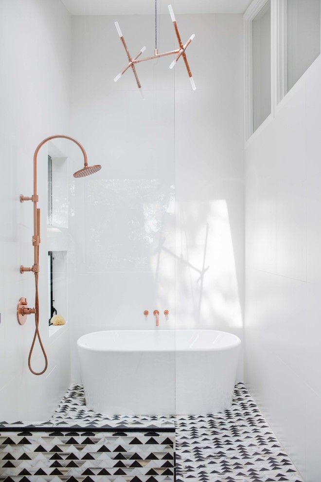 Inspiration för mellanstora moderna grått en-suite badrum, med släta luckor, skåp i ljust trä, ett fristående badkar, en öppen dusch, en toalettstol med separat cisternkåpa, vit kakel, porslinskakel, vita väggar, marmorgolv, ett integrerad handfat, marmorbänkskiva, flerfärgat golv och med dusch som är öppen