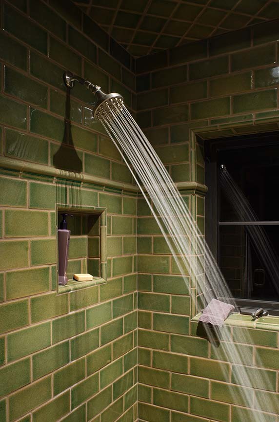 Idéer för ett klassiskt badrum, med en dusch i en alkov, grön kakel och keramikplattor