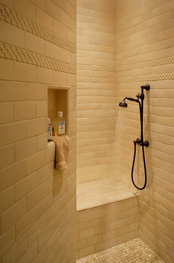 Uriges Badezimmer mit Duschnische, gelben Fliesen, Keramikfliesen und Mosaik-Bodenfliesen in Sonstige