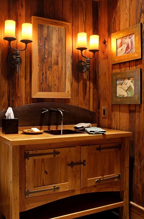 Rustik inredning av ett badrum, med ett nedsänkt handfat, skåp i shakerstil, skåp i ljust trä och träbänkskiva