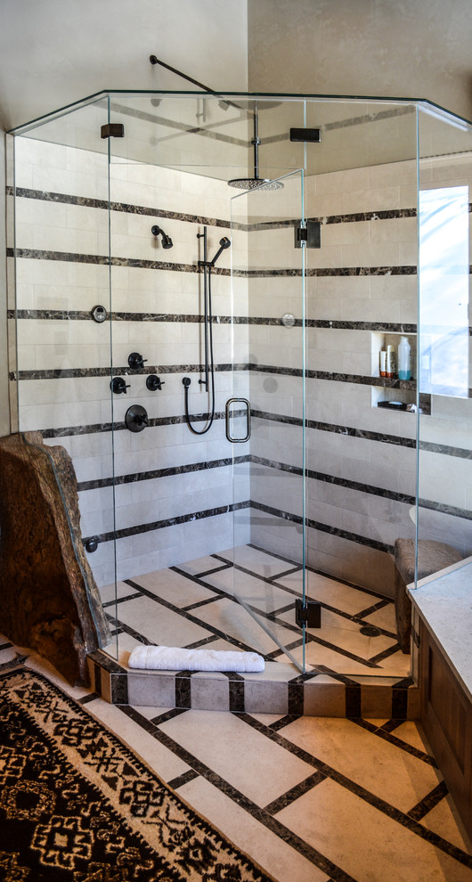 Пример оригинального дизайна: ванная комната в стиле рустика с угловым душем, черной плиткой, черно-белой плиткой, белой плиткой и душем с распашными дверями