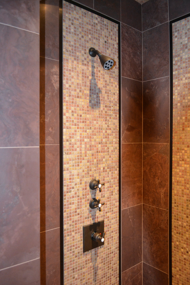 Réalisation d'une salle de bain craftsman avec une douche d'angle, un carrelage beige, un carrelage orange, un carrelage rouge et mosaïque.