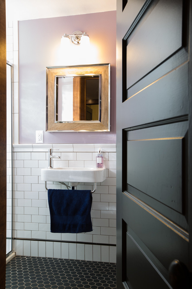 Kleines Modernes Badezimmer mit Duschnische, weißen Fliesen und Keramikfliesen in Milwaukee