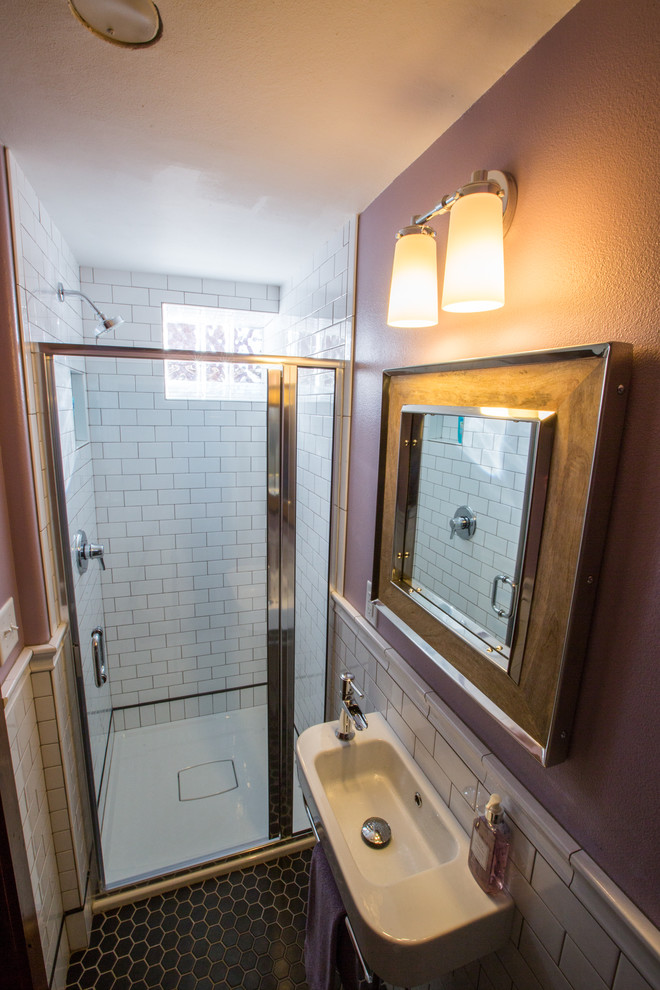 Modelo de cuarto de baño actual pequeño con ducha empotrada, baldosas y/o azulejos blancos y baldosas y/o azulejos de cerámica