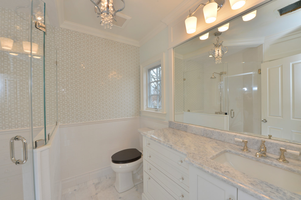 Esempio di una stanza da bagno classica con ante con riquadro incassato, ante bianche, doccia ad angolo, piastrelle multicolore, piastrelle a mosaico, pareti grigie, pavimento in marmo e lavabo sottopiano