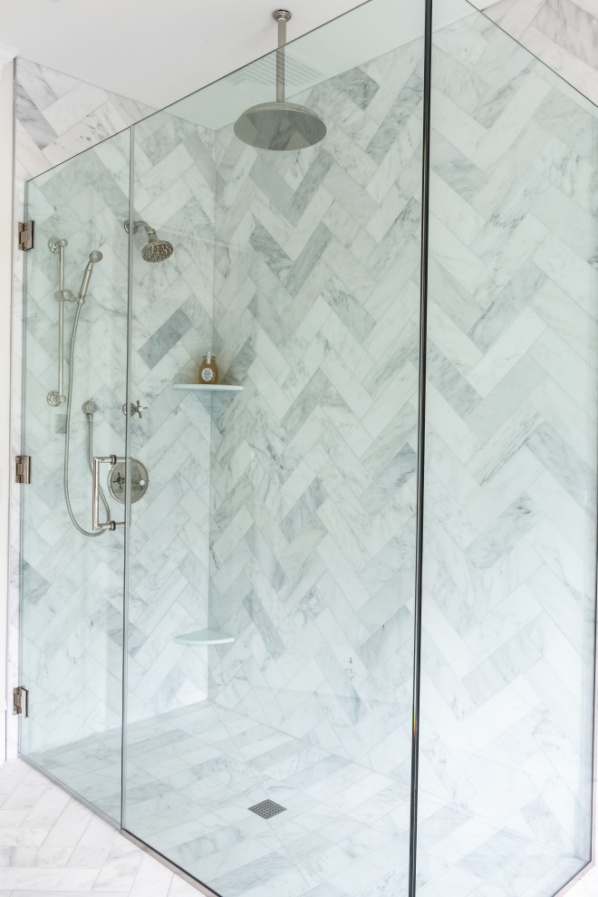 Свежая идея для дизайна: огромная ванная комната в стиле неоклассика (современная классика) с мраморным полом и серым полом - отличное фото интерьера