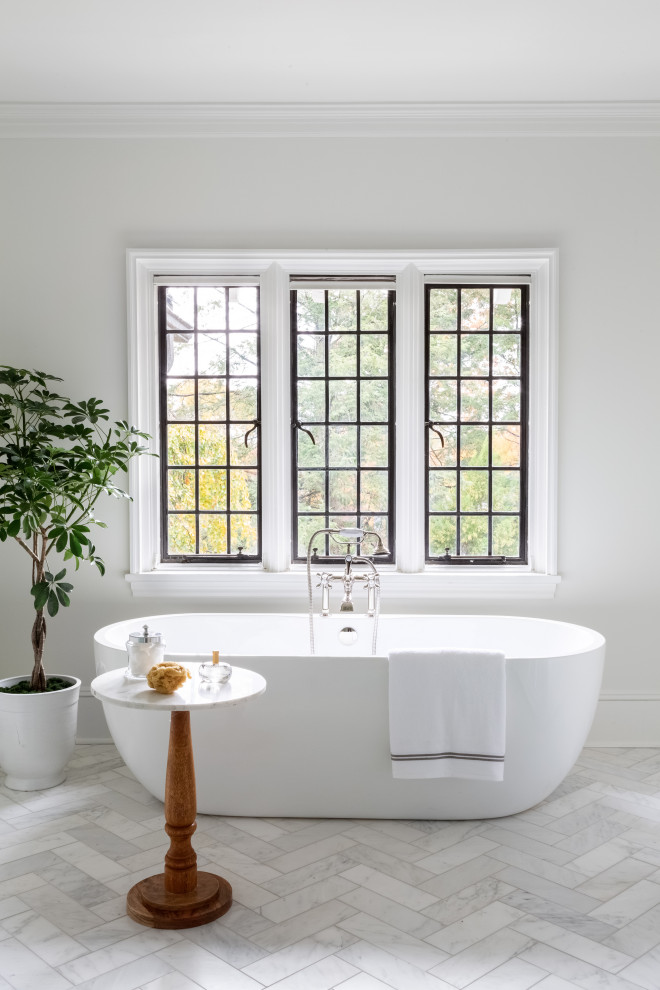 Идея дизайна: огромная ванная комната в стиле неоклассика (современная классика) с мраморным полом и серым полом