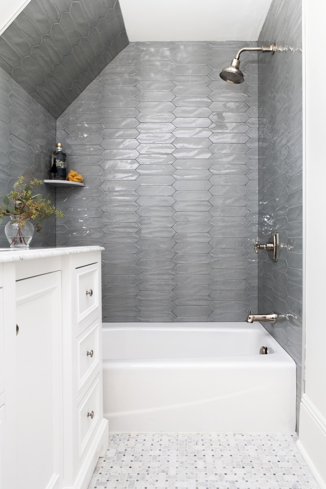 Geräumiges Klassisches Badezimmer mit Marmorboden und weißem Boden in New York