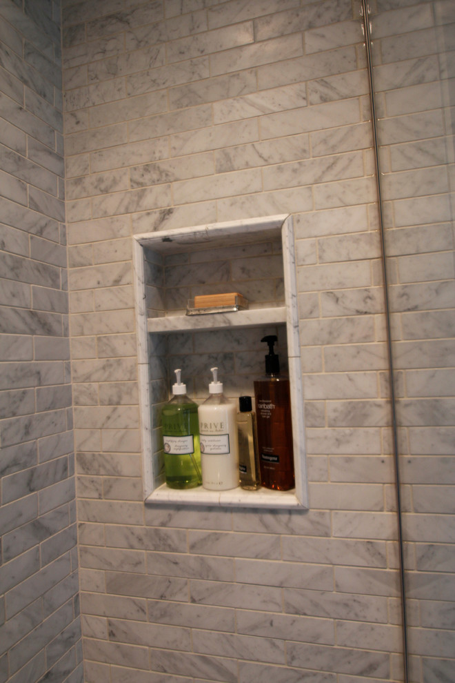 Klassisk inredning av ett badrum, med ett nedsänkt handfat