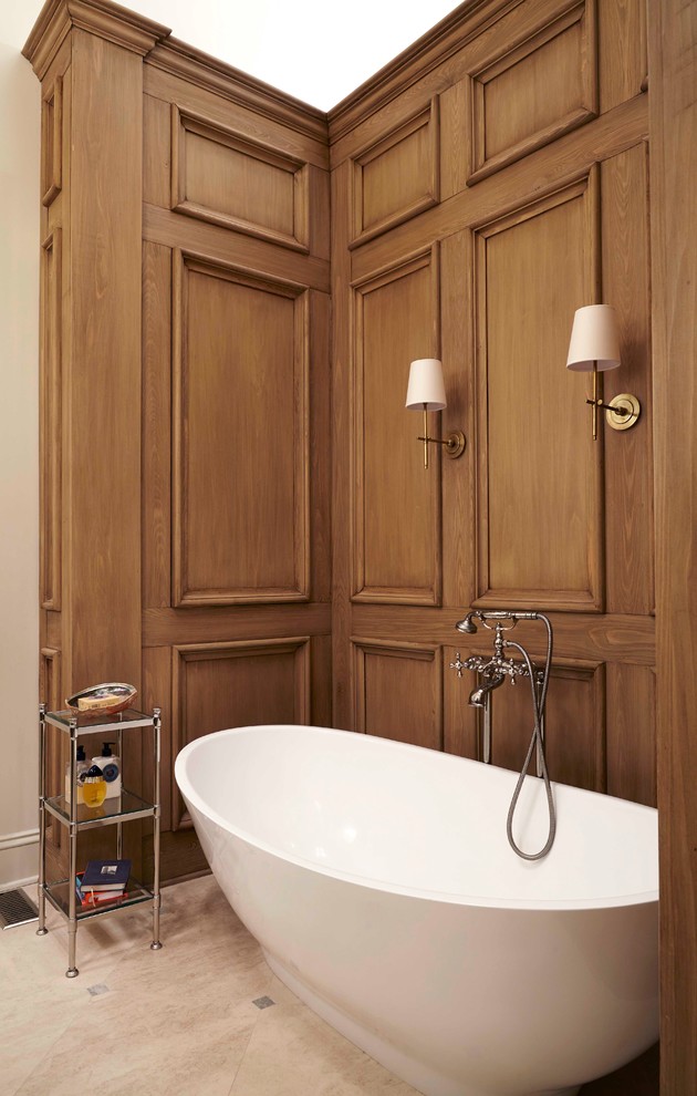 Foto de cuarto de baño clásico con bañera exenta y paredes blancas