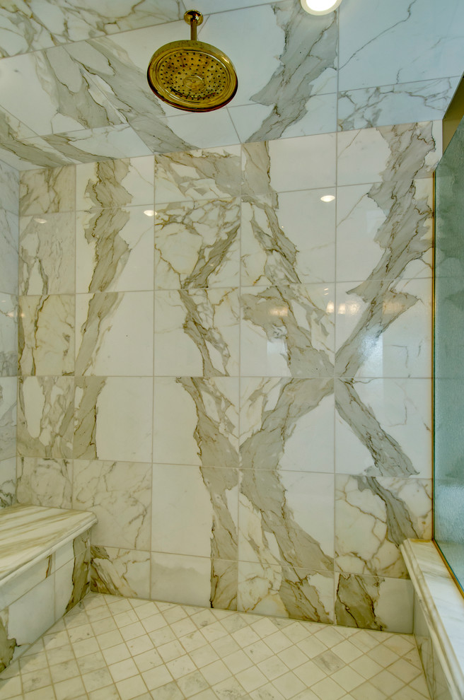 Inredning av ett klassiskt stort en-suite badrum, med luckor med upphöjd panel, skåp i mellenmörkt trä, ett undermonterat badkar, en toalettstol med hel cisternkåpa, bruna väggar, ett undermonterad handfat, beiget golv, dusch med duschdraperi, en hörndusch, svart och vit kakel, grå kakel, vit kakel, marmorkakel och marmorbänkskiva