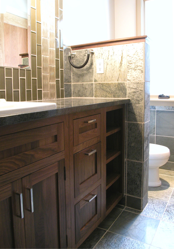 На фото: ванная комната в современном стиле с фасадами в стиле шейкер, темными деревянными фасадами, столешницей из гранита, раздельным унитазом, зеленой плиткой, каменной плиткой, полом из сланца и душевой кабиной