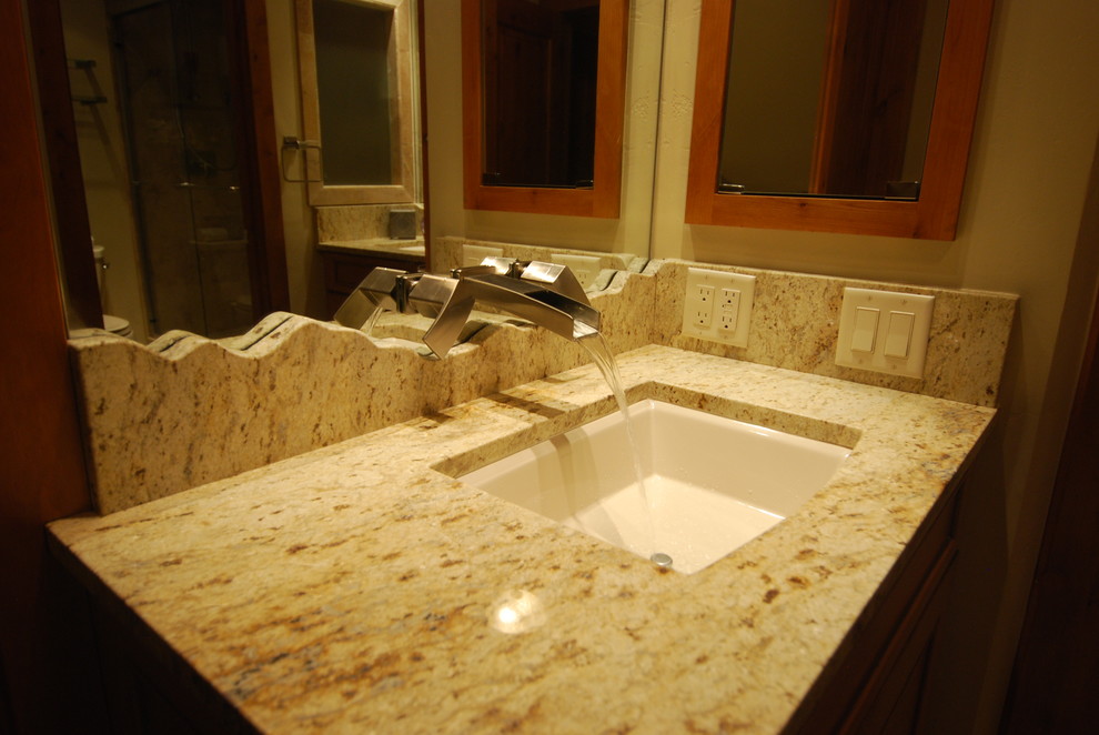 Ejemplo de cuarto de baño clásico con lavabo bajoencimera y paredes beige