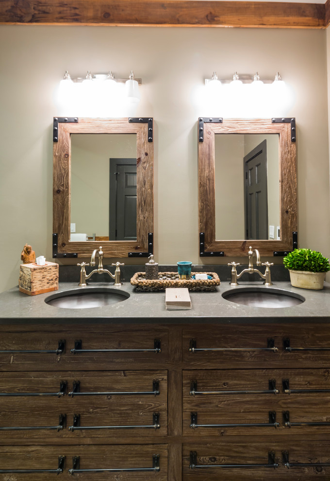 Foto de cuarto de baño principal rústico de tamaño medio con armarios tipo mueble, puertas de armario de madera en tonos medios, paredes beige, lavabo bajoencimera y encimeras grises