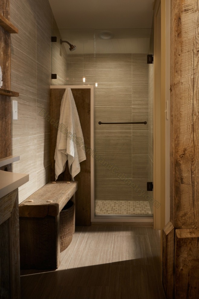Ejemplo de cuarto de baño actual con ducha empotrada, baldosas y/o azulejos multicolor, baldosas y/o azulejos de porcelana y suelo de baldosas de porcelana