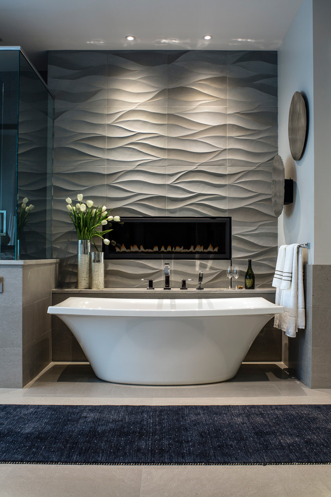 На фото: большая главная ванная комната в современном стиле с отдельно стоящей ванной, серой плиткой, каменной плиткой, серыми стенами и полом из известняка