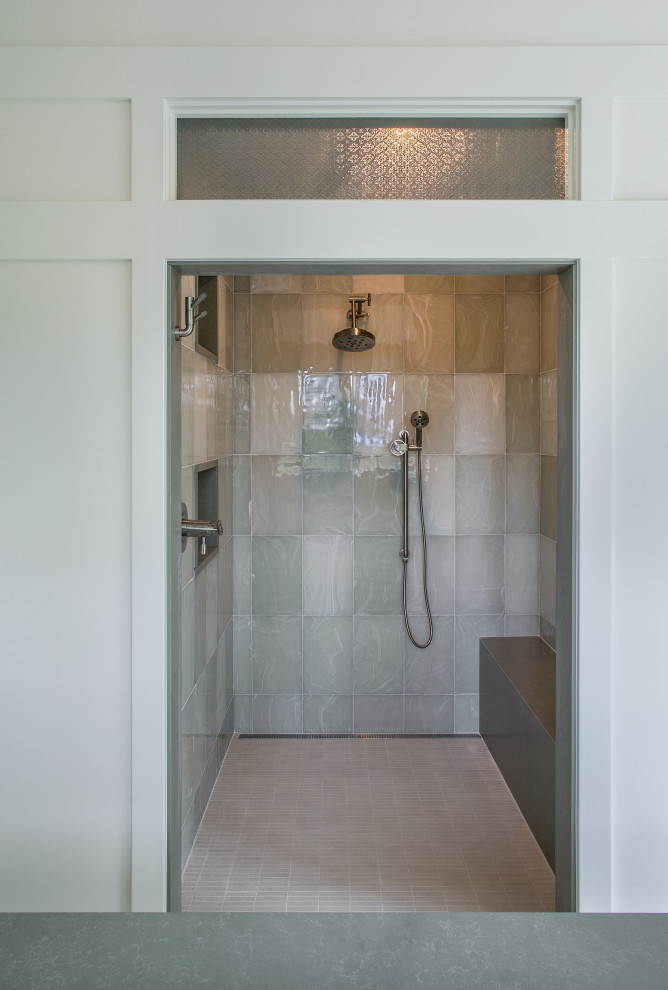 Идея дизайна: главная ванная комната среднего размера в современном стиле с фасадами в стиле шейкер, белыми фасадами, душем в нише, инсталляцией, синей плиткой, керамогранитной плиткой, белыми стенами, полом из керамической плитки, врезной раковиной, столешницей из искусственного кварца, серым полом, душем с раздвижными дверями, зеленой столешницей, тумбой под две раковины и встроенной тумбой