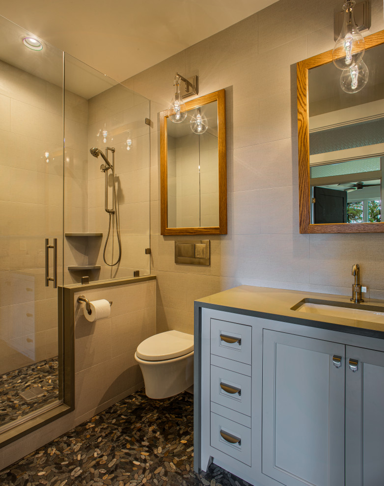 Exemple d'une salle de bain tendance de taille moyenne avec un placard à porte shaker, des portes de placard blanches, une douche ouverte, WC suspendus, un carrelage blanc, des carreaux de porcelaine, un mur blanc, un sol en galet, un lavabo encastré, un plan de toilette en quartz modifié, un sol multicolore, une cabine de douche à porte battante, un plan de toilette vert, meuble simple vasque et meuble-lavabo encastré.