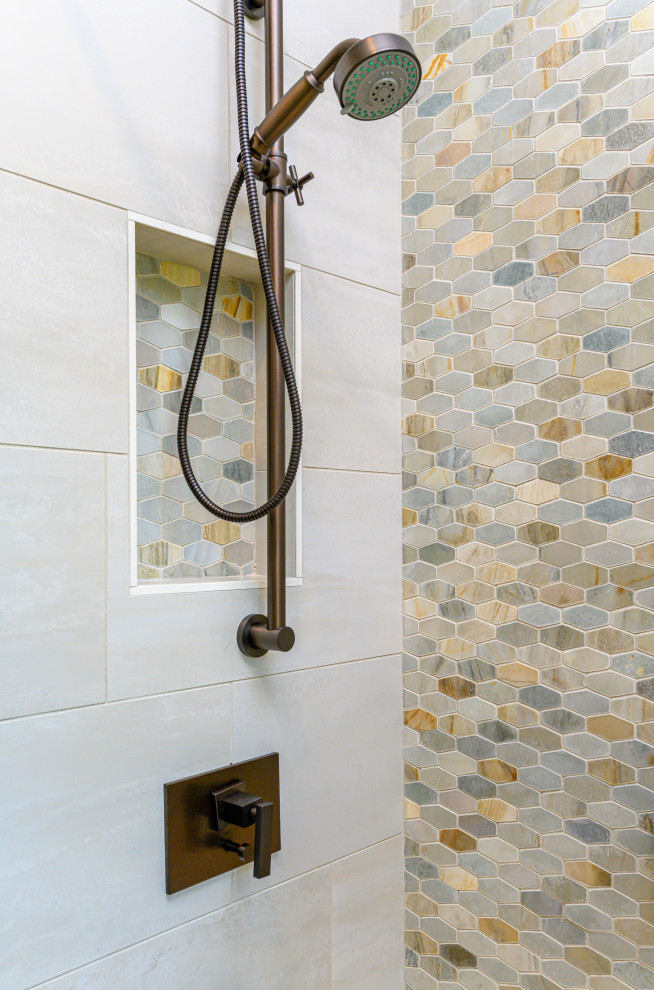 Rustik inredning av ett mellanstort badrum, med en dusch/badkar-kombination, en toalettstol med hel cisternkåpa, beige kakel, grå väggar, betonggolv, ett nedsänkt handfat, brunt golv och dusch med duschdraperi
