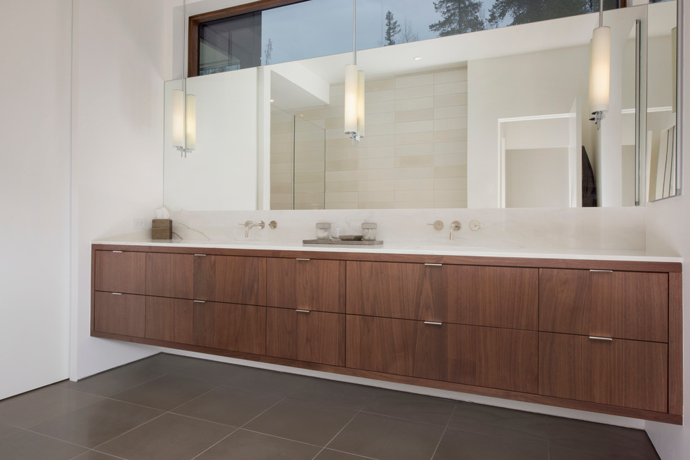 Großes Rustikales Badezimmer En Suite mit flächenbündigen Schrankfronten, hellbraunen Holzschränken, weißer Wandfarbe, Unterbauwaschbecken und Quarzit-Waschtisch in Denver