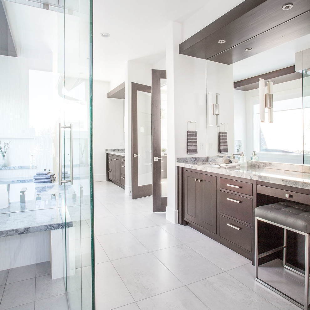 Идея дизайна: большая главная ванная комната в современном стиле с плоскими фасадами, темными деревянными фасадами, серой плиткой, зеркальной плиткой, белыми стенами, полом из керамогранита, настольной раковиной и мраморной столешницей