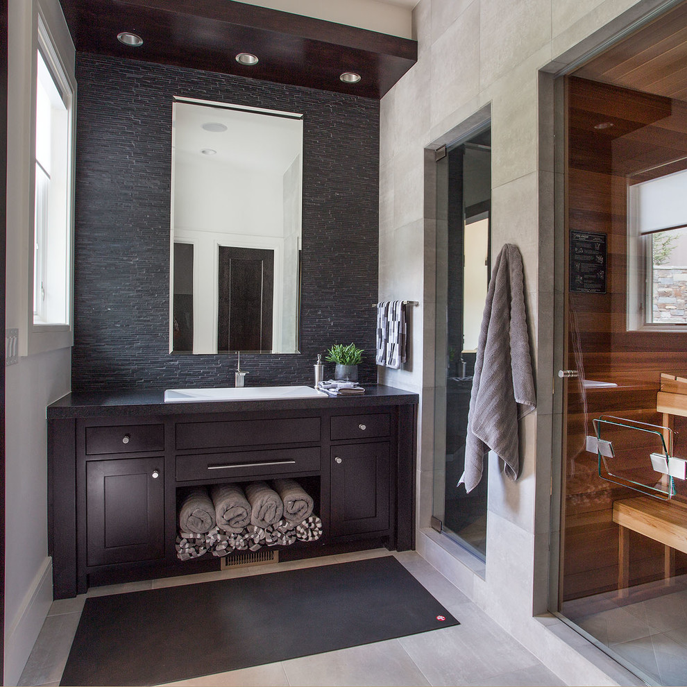 Ispirazione per una stanza da bagno minimal con ante in stile shaker, ante in legno bruno, piastrelle beige, piastrelle nere, pareti beige e lavabo da incasso