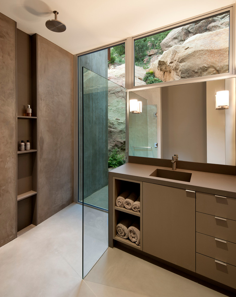 Modernes Badezimmer mit integriertem Waschbecken, flächenbündigen Schrankfronten, braunen Schränken, offener Dusche, offener Dusche und brauner Waschtischplatte in Santa Barbara