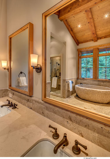 Idee per una stanza da bagno stile rurale con vasca giapponese, doccia alcova, piastrelle beige e lastra di pietra