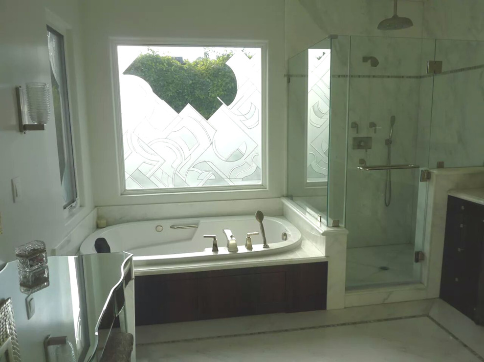 Стильный дизайн: главная ванная комната среднего размера в стиле модернизм с плоскими фасадами, темными деревянными фасадами, угловым душем, белой плиткой, мраморной плиткой, белыми стенами, темным паркетным полом, врезной раковиной, мраморной столешницей, белым полом и душем с распашными дверями - последний тренд