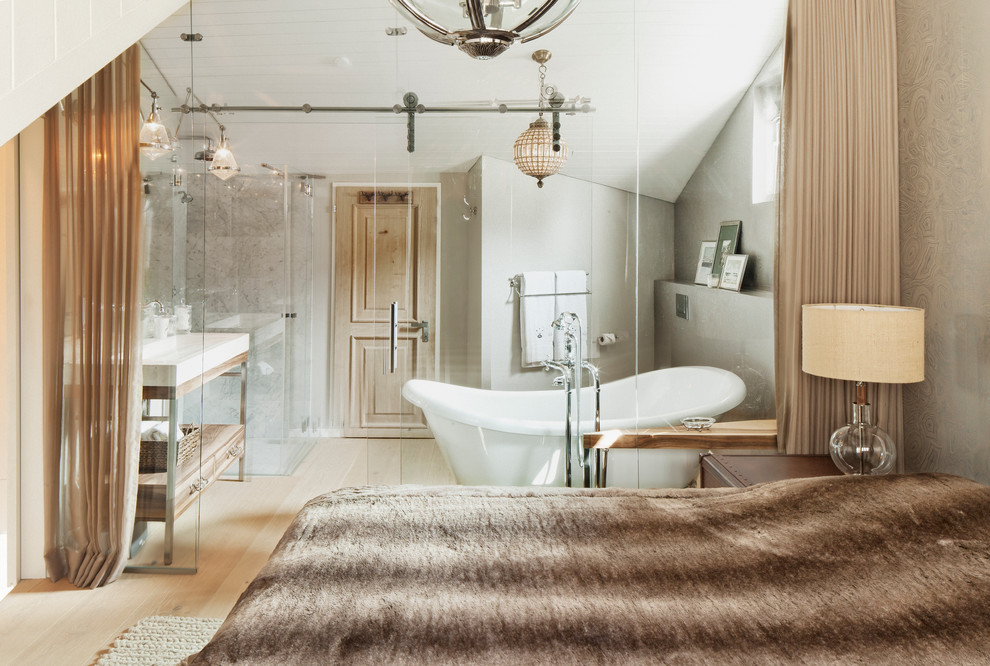 Inredning av ett skandinaviskt mellanstort en-suite badrum, med öppna hyllor, ett badkar med tassar, en hörndusch, grå väggar, ljust trägolv och ett avlångt handfat