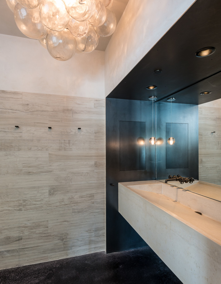 他の地域にあるコンテンポラリースタイルのおしゃれな浴室 (横長型シンク、ベージュの壁) の写真