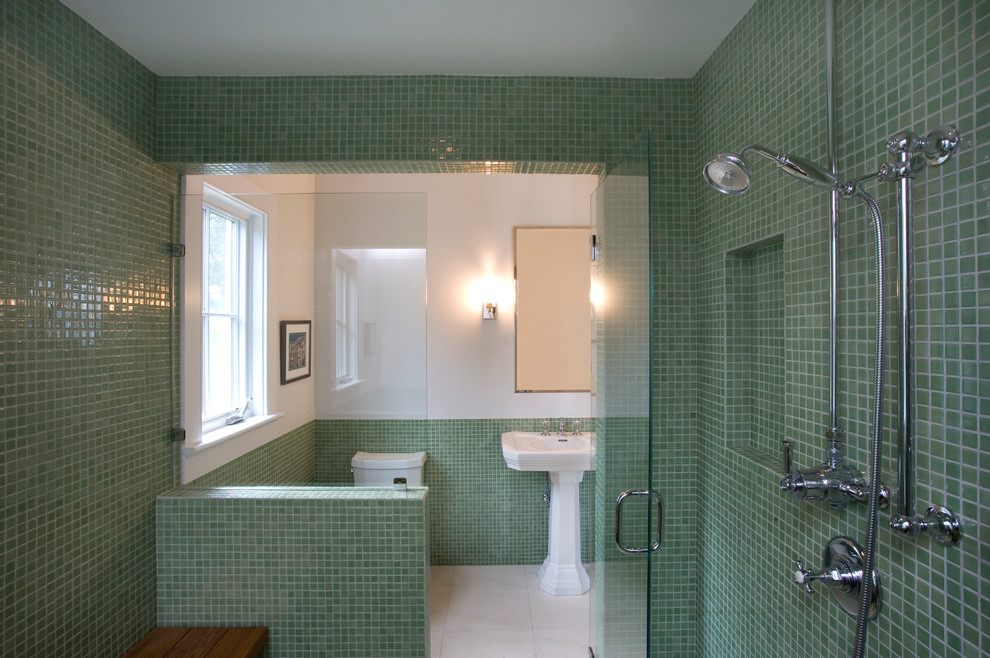 Idéer för ett stort klassiskt en-suite badrum, med ett piedestal handfat, en dubbeldusch, en toalettstol med separat cisternkåpa och grön kakel