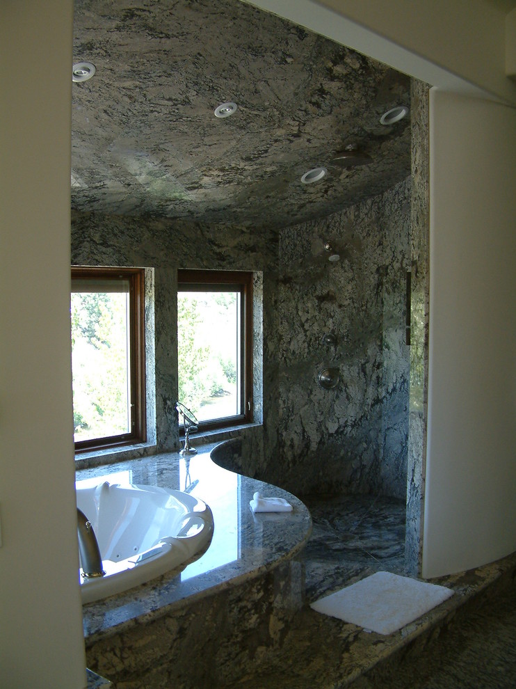 Imagen de cuarto de baño principal rural grande con bañera encastrada, ducha abierta, paredes beige y encimera de granito