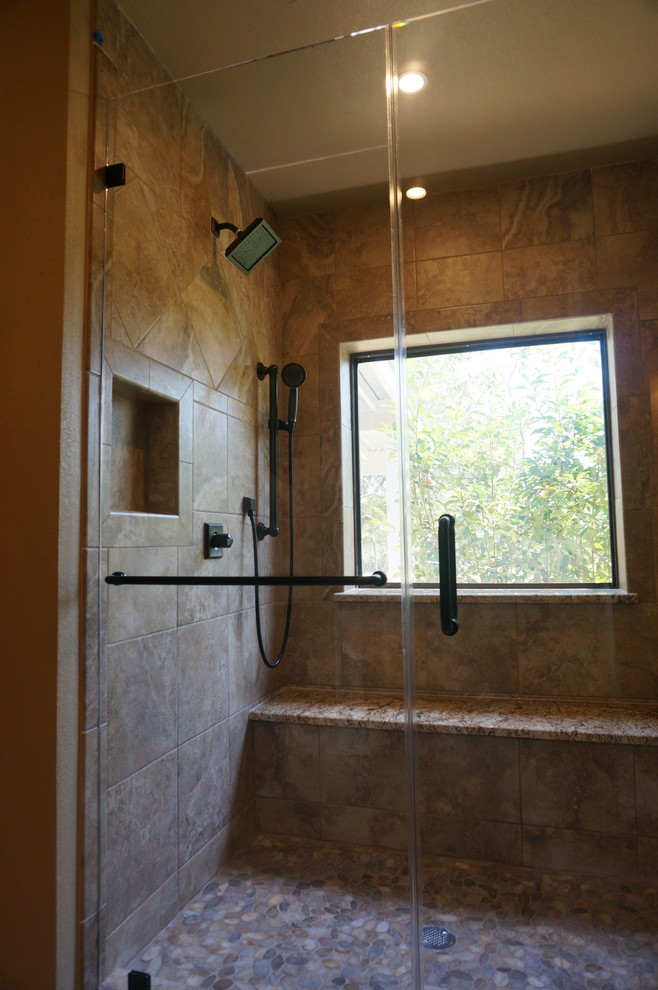 Источник вдохновения для домашнего уюта: главная ванная комната среднего размера в стиле неоклассика (современная классика) с врезной раковиной, фасадами с выступающей филенкой, коричневыми фасадами, столешницей из гранита, двойным душем, раздельным унитазом, коричневой плиткой, керамогранитной плиткой, бежевыми стенами и полом из керамогранита