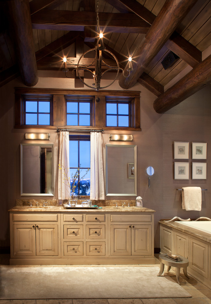 他の地域にあるラスティックスタイルのおしゃれな浴室 (レイズドパネル扉のキャビネット) の写真