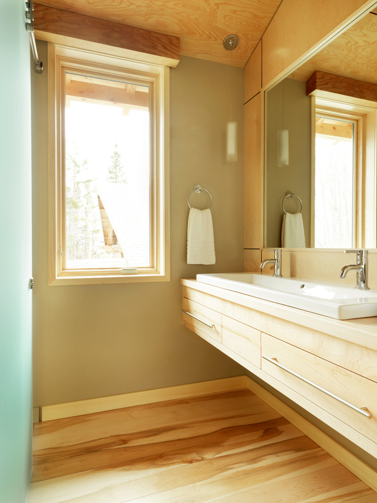 Свежая идея для дизайна: ванная комната в стиле рустика с раковиной с несколькими смесителями, плоскими фасадами, светлыми деревянными фасадами, душем в нише, зелеными стенами и паркетным полом среднего тона - отличное фото интерьера