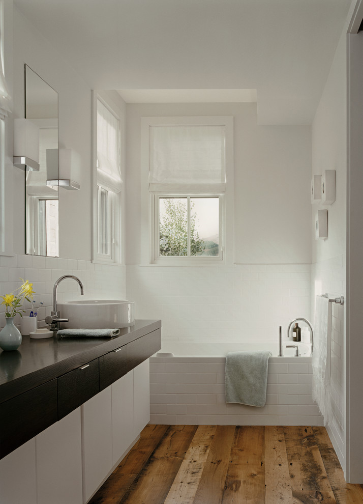 На фото: ванная комната в стиле неоклассика (современная классика) с ванной в нише с