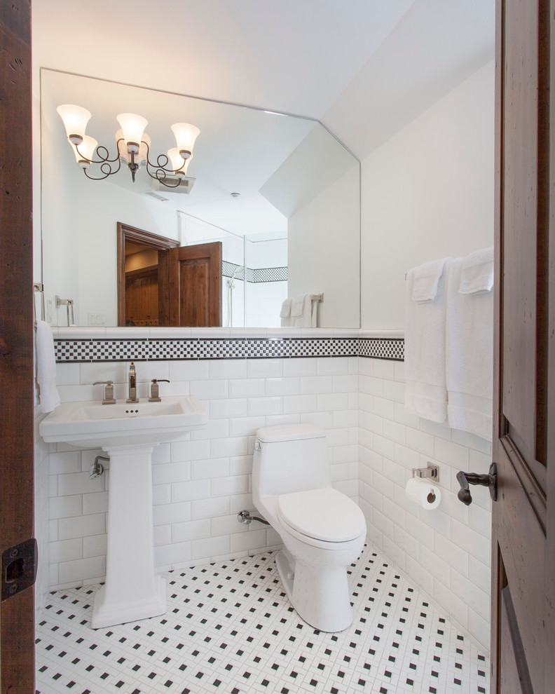 Inspiration för små klassiska badrum, med en hörndusch, en toalettstol med separat cisternkåpa, porslinskakel, vita väggar, mosaikgolv och ett piedestal handfat