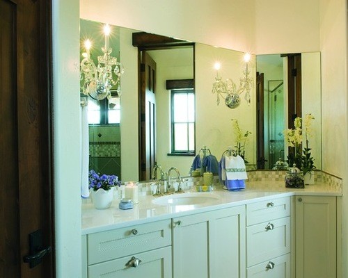 Modelo de cuarto de baño tradicional renovado de tamaño medio con paredes blancas y lavabo encastrado