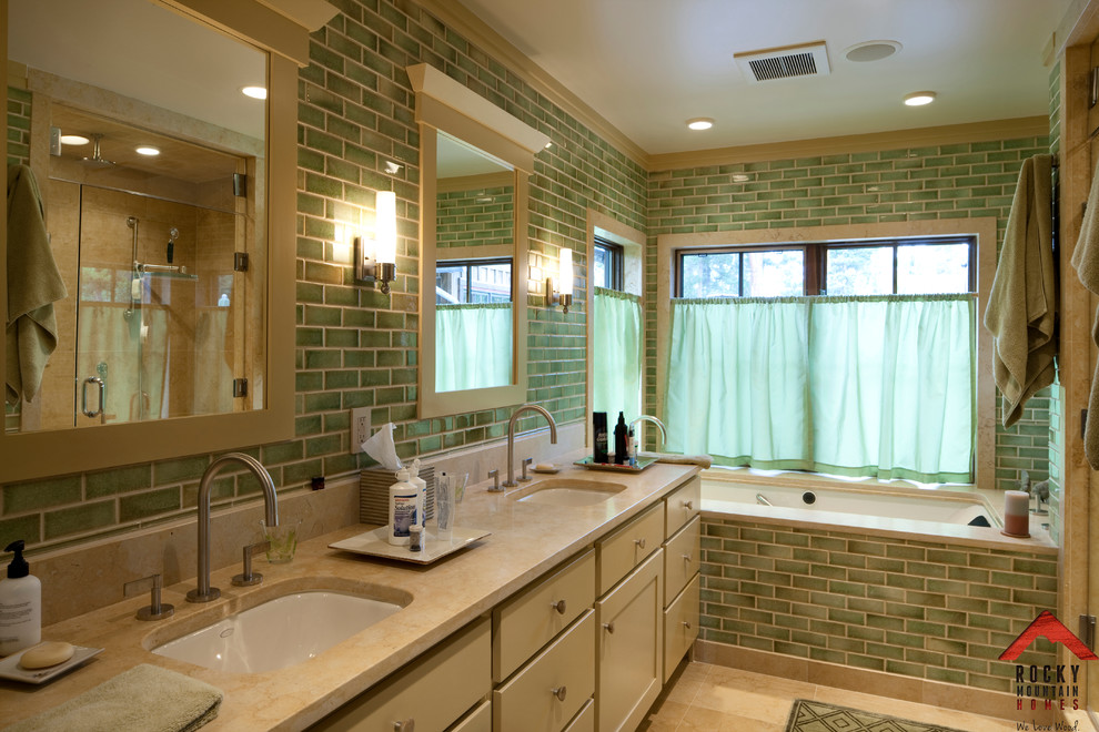 Пример оригинального дизайна: главная ванная комната среднего размера в стиле рустика с фасадами с утопленной филенкой, желтыми фасадами, столешницей из гранита, накладной ванной, бежевой плиткой, зелеными стенами и полом из керамической плитки