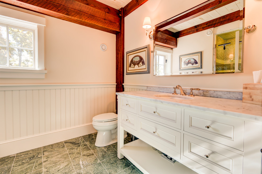 Источник вдохновения для домашнего уюта: ванная комната в стиле рустика с фасадами островного типа, белыми фасадами, раздельным унитазом, белыми стенами, мраморным полом, врезной раковиной, мраморной столешницей и зеленым полом