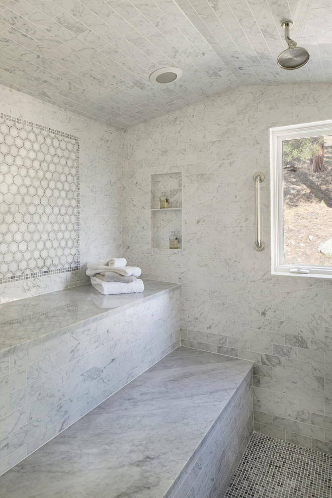 На фото: большая главная ванная комната в классическом стиле с серой плиткой, душем в нише и окном
