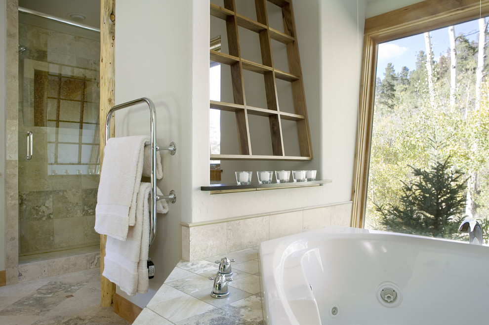 Idee per una stanza da bagno rustica con vasca da incasso, doccia alcova e piastrelle beige