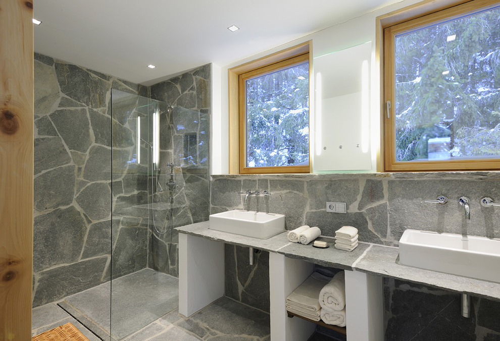 Пример оригинального дизайна: большая главная ванная комната в стиле рустика с угловым душем, серой плиткой, серыми стенами, полом из сланца, плиткой из сланца, серым полом и открытым душем