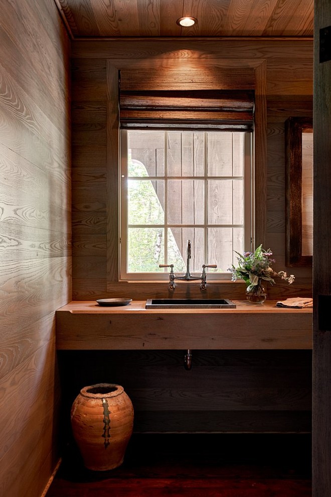 Foto de cuarto de baño rural de tamaño medio con lavabo encastrado, encimera de madera, suelo de madera oscura, aseo y ducha, encimeras marrones y ventanas