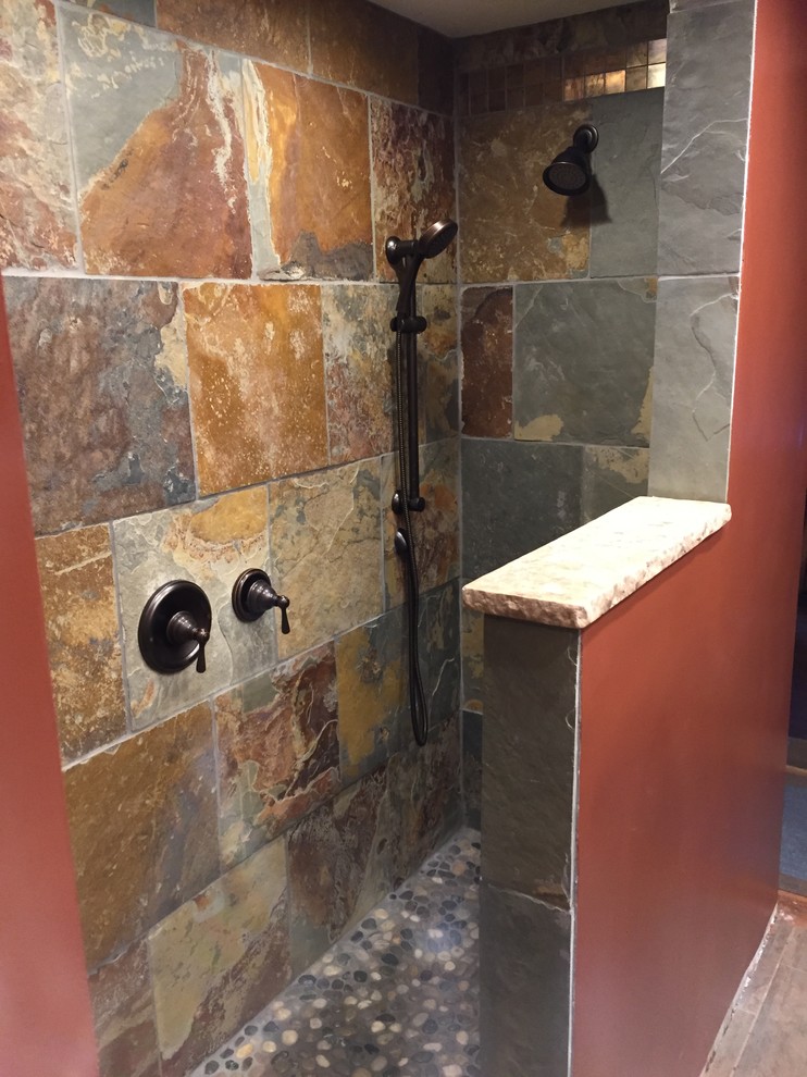 На фото: главная ванная комната среднего размера в стиле рустика с открытым душем, разноцветной плиткой, плиткой из сланца, полом из керамогранита и коричневым полом