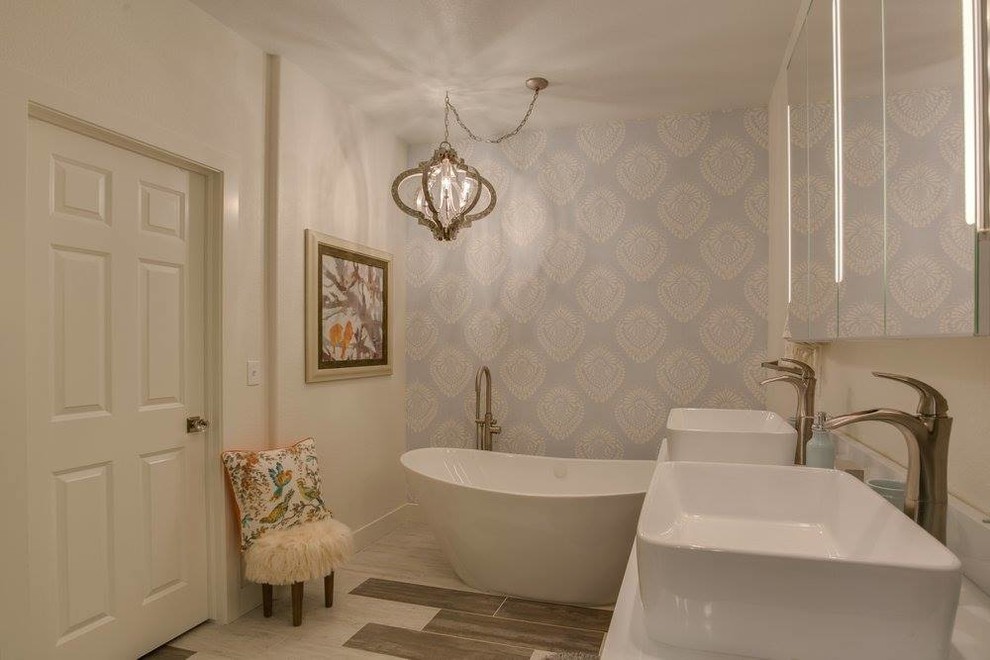 Свежая идея для дизайна: главная ванная комната среднего размера в стиле фьюжн с отдельно стоящей ванной, белыми стенами, полом из керамогранита, настольной раковиной и бежевым полом - отличное фото интерьера