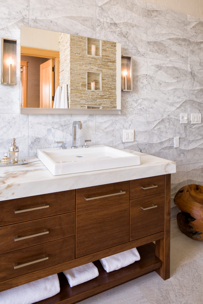 Aménagement d'une salle de bain contemporaine en bois foncé avec une vasque, un carrelage blanc, des carreaux de porcelaine et un placard à porte plane.